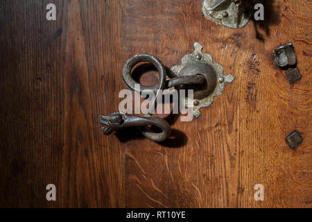 Porte en bois médiévale richement décoré, photographié dans une église allemande, schwaebisch hall Banque D'Images