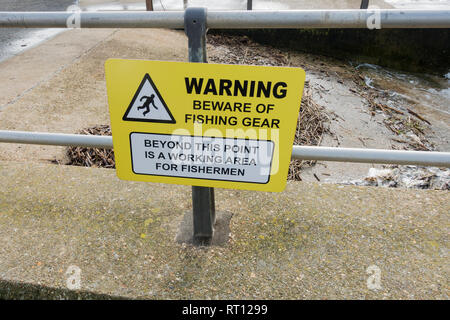 Panneau d'avertissement jaune avis sur Mudeford Quay de se méfier des engins de pêche, Christchurch, Dorset, UK Banque D'Images