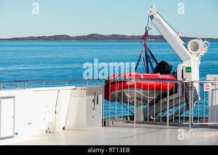 Sauvetage bateau gonflable rouge sur un traversier pour passagers Banque D'Images