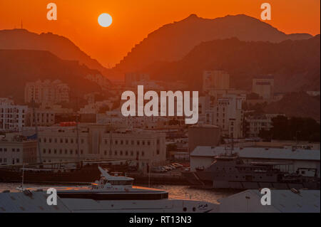 Oman Muscat Coucher de soleil sur la ville Hills Banque D'Images