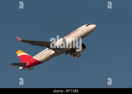 Iberia Airbus A320 avion de ligne avion EC-MXY décollant de l'aéroport Heathrow de Londres, Royaume-Uni. Départ de vol de la compagnie aérienne. Nommé Getafe Banque D'Images