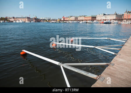 Bouées de mouillage et les structures, marina port d'équipement. Espaces vacants pour yachts et bateaux Banque D'Images