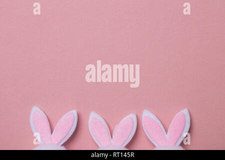 Oreilles de lapin sur un fond rose pastel Banque D'Images
