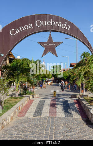 Canoa Quebrada, Brésil - 18 janvier 2019 : pepole marche sur la rue principale de Canoa Quebrada au Brésil Banque D'Images