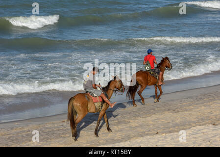 Canoa Quebrada, Brésil - 18 janvier 2019 : pepole chevaux sur la plage de Canoa Quebrada sur le Brésil Banque D'Images