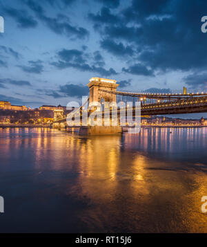 Le Pont des chaînes Széchenyi et le Danube avec la colline du château à l'arrière-plan éclairé la nuit. Budapest, Hongrie. Banque D'Images