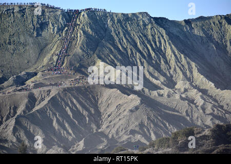 Le Mont Bromo (Gunung Bromo), est un volcan actif et une partie de l'Tengger massif, dans l'Est de Java, Indonésie. Banque D'Images