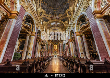 Vienne, Autriche - 31 décembre 2017. Intérieur de l'église des Jésuites ou église de l'université avec des colonnes en marbre, dorures et de fresques. Paroisse baroque avec de mauvais Banque D'Images