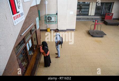 Beijing, la Tanzanie. Feb 14, 2019. Les passagers acheter des billets à la gare de Dar es-Salaam Tanzania-Zambia Railway à Dar Es Salaam, capitale de la Tanzanie, le 14 février 2019. Credit : Lyu Shuai/Xinhua/Alamy Live News Banque D'Images