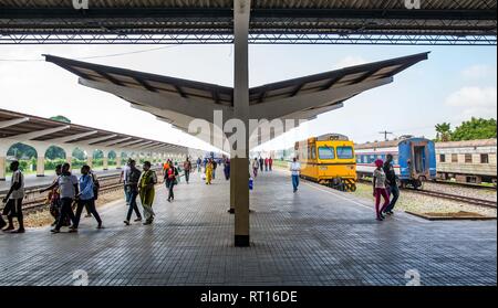 Beijing, la Tanzanie. Feb 14, 2019. Les passagers quittent le train une fois arrivé à la gare de Dar es-Salaam Tanzania-Zambia Railway à Dar Es Salaam, capitale de la Tanzanie, le 14 février 2019. Credit : Lyu Shuai/Xinhua/Alamy Live News Banque D'Images