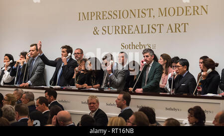 Londres, Royaume-Uni. 26 février 2019. Sotheby's gérer du personnel téléphone des offres lors de Sotheby's, impressionniste et moderne Surréalisme Art Evening Sale dans leurs galeries New Bond Street. Crédit : Stephen Chung / Alamy Live News Banque D'Images