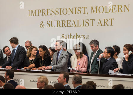 Londres, Royaume-Uni. 26 février 2019. Sotheby's gérer du personnel téléphone des offres lors de Sotheby's, impressionniste et moderne Surréalisme Art Evening Sale dans leurs galeries New Bond Street. Crédit : Stephen Chung / Alamy Live News Banque D'Images