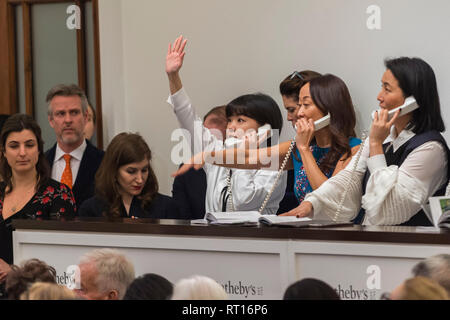 Londres, Royaume-Uni. 26 février 2019. Sotheby's gérer du personnel téléphone des offres lors de Sotheby's, impressionniste et moderne Surréalisme Art Evening Sale dans leurs galeries New Bond Street. Crédit : Stephen Chung / Alamy Live News Banque D'Images