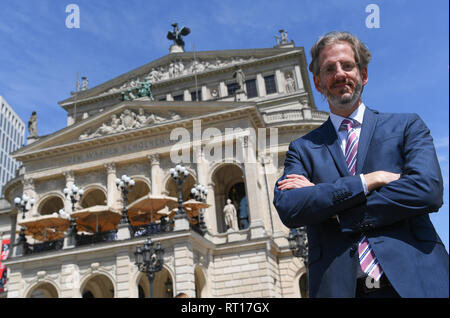 Déposée - 09 mai 2016, Hessen, Frankfurt/Main : Stephan Pauly, directeur artistique et directeur général de l'Alte Oper, se dresse en face de l'opéra. Pauly est un candidat pour la position de chef dans le Musikverein de Vienne. Le conseil d'administration de l'Ecole mène des négociations appropriées avec Pauly, le Conseil a annoncé. (Dpa 'Intendant de l'Alte Oper de début d'emploi à Vienne en conversation' à partir de 27.02.2019) Photo : Arne Dedert/dpa Banque D'Images