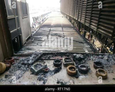 Le Caire, Égypte. Feb 27, 2019. L'holocauste demeure après un incendie a causé morts et blessés à la gare principale, au Caire. Incendie a éclaté après qu'un train est entré à la station, dépassant la vitesse et entre en collision avec le tampon s'arrêter. Credit : Ahmed Abd Elfatah/dpa/Alamy Live News Banque D'Images