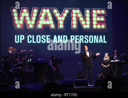 Les villages, en Floride, aux États-Unis. 26 févr. 2019. La chanteuse et artiste Wayne Newton, connu sous le nom de 'Mr. Las Vegas', effectue son nouveau spectacle, 'Wayne Newton : Up Close and Personal' le 26 février 2019 au Centre des arts de Sharon dans les villages, en Floride. En janvier 2019, Newton, 76 ans, a célébré son 60e année, accomplissant à Las Vegas, Nevada avec un engagement au Caesars Palace. (Paul Hennessy/Alamy) Crédit : Paul Hennessy/Alamy Live News Banque D'Images