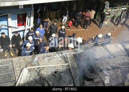 Le Caire, Égypte. Feb 27, 2019. Les pompiers éteignent l'incendie de wagons s'asseoir sur les rails de chemin de fer après un incendie a causé morts et blessés à la gare principale, au Caire. Incendie a éclaté après qu'un train est entré à la station, dépassant la vitesse et entre en collision avec le tampon s'arrêter. Credit : Ahmed Abd Elfatah/dpa/Alamy Live News Banque D'Images