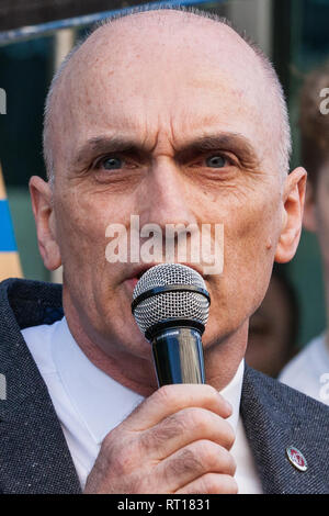 DOSSIER : 27 février 2019. Chris Williamson, député, dit que le Parti travailliste est « trop apologétique » par rapport à l’antisémitisme. Photo prise : Londres, Royaume-Uni. 26 février 2019. Chris Williamson, député travailliste de Derby North, s’adresse principalement aux travailleurs migrants en grève externalisés appartenant aux syndicats IWGB, UVW et PCS travaillant à l’Université de Londres (IWGB), le ministère de la Justice (UVW) et le Département de l'énergie des entreprises et de la stratégie industrielle (PCS) participent à une démonstration de « Clean Up Outsourcing » pour appeler à la fin de l'externalisation. Crédit : Mark Kerrison/Alamy Live News Banque D'Images