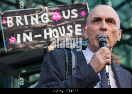 DOSSIER : 27 février 2019. Chris Williamson, député, dit que le Parti travailliste est « trop apologétique » par rapport à l’antisémitisme. Photo prise : Londres, Royaume-Uni. 26 février 2019. Chris Williamson, député travailliste de Derby North, s’adresse principalement aux travailleurs migrants en grève externalisés appartenant aux syndicats IWGB, UVW et PCS travaillant à l’Université de Londres (IWGB), le ministère de la Justice (UVW) et le Département de l'énergie des entreprises et de la stratégie industrielle (PCS) participent à une démonstration de « Clean Up Outsourcing » pour appeler à la fin de l'externalisation. Crédit : Mark Kerrison/Alamy Live News Banque D'Images