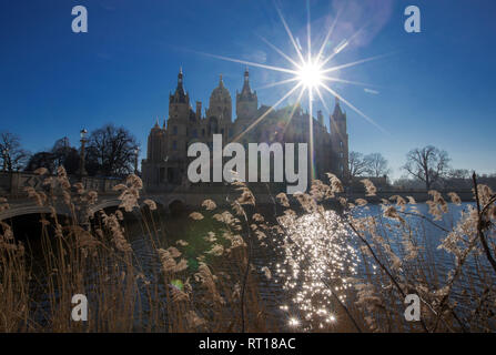 Schwerin, Allemagne. Feb 27, 2019. Le soleil brille au-dessus le château de Schwerin. Avec un soleil et des températures autour de 15 degrés le temps montre son côté amical. Credit : Jens Büttner/dpa-Zentralbild/dpa/Alamy Live News Banque D'Images