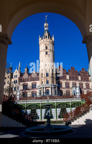 Schwerin, Allemagne. Feb 27, 2019. La tour principale du château de Schwerin peut être vu dans le soleil à travers une arcade de l'Orangerie. Avec un soleil et des températures autour de 15 degrés le temps montre son côté amical. Credit : Jens Büttner/dpa-Zentralbild/dpa/Alamy Live News Banque D'Images