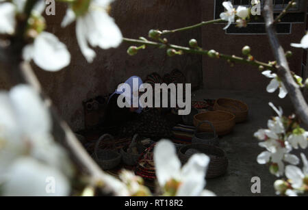 Naplouse, Cisjordanie, territoire palestinien. Feb 27, 2019. Mariyam Haj Ali, 86 ans, femme palestinienne, fait de plateaux et paniers à l'aide de pailles de blé et d'oliviers, à son domicile dans le village de Jama'in près de la ville cisjordanienne de Naplouse, le 27 février 2019 Credit : Shadi Jarar'Ah/APA/Images/fil ZUMA Alamy Live News Banque D'Images