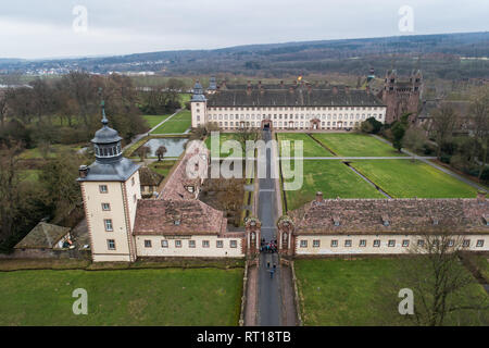 13 février 2019, en Rhénanie du Nord-Westphalie, Hagen : Vue extérieure du site du patrimoine mondial de Corvey château avec son aile ouest et façade ouest. L'ancien monastère bénédictin de Corvey a reçu le titre de "Site du patrimoine mondial par l'UNESCO en 2014. Photo : Swen Pförtner/dpa Banque D'Images