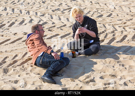 Bournemouth, Dorset, UK. Feb 27, 2019. UK météo : beau temps continue avec une autre belle chaude journée ensoleillée à Bournemouth en tant que visiteurs, profitez du soleil au bord de la mer. La plage de Bournemouth est voté la meilleure plage du Royaume-Uni. Se détendre avec un verre sur la plage. Credit : Carolyn Jenkins/Alamy Live News Banque D'Images