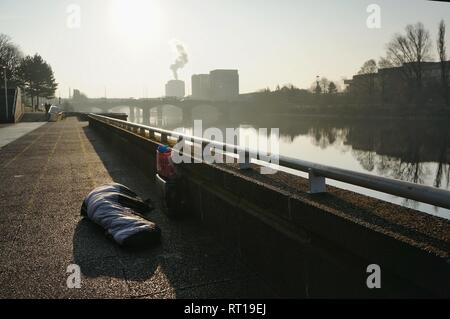 Glasgow, R.-U., 27 février 2019 : personne sans-abri dorment dans la rue pour un certain nombre de nuits maintenant sous le pont suspendu de Portland du Sud,avec les banlieusards en passant devant tous les matins. Credit : Pawel Pietraszewski / Alamy Live News Banque D'Images