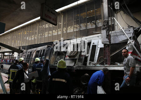 Le Caire, Égypte. Feb 27, 2019. Les sauveteurs travaillent à la gare après un incendie au Caire, Égypte, 10 févr. 27, 2019. Au moins 20 personnes ont été tuées et plus de 40 autres blessés lorsqu'un incendie a éclaté à l'intérieur de la gare principale au centre ville de la capitale de l'Egypte Le Caire le mercredi, à la gestion de l'état déclaré Nile TV. Credit : Ahmed Gomaa/Xinhua/Alamy Live News Banque D'Images