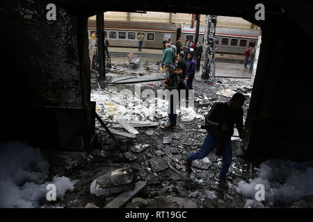 Le Caire, Égypte. Feb 27, 2019. Les sauveteurs travaillent à la gare après un incendie au Caire, Égypte, 10 févr. 27, 2019. Au moins 20 personnes ont été tuées et plus de 40 autres blessés lorsqu'un incendie a éclaté à l'intérieur de la gare principale au centre ville de la capitale de l'Egypte Le Caire le mercredi, à la gestion de l'état déclaré Nile TV. Credit : Ahmed Gomaa/Xinhua/Alamy Live News Banque D'Images