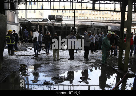 Le Caire, Égypte. Feb 27, 2019. Les sauveteurs travaillent à la gare après un incendie au Caire, Égypte, 10 févr. 27, 2019. Au moins 20 personnes ont été tuées et plus de 40 autres blessés lorsqu'un incendie a éclaté à l'intérieur de la gare principale au centre ville de la capitale de l'Egypte Le Caire le mercredi, à la gestion de l'état déclaré Nile TV. Credit : Ahmed Gomaa/Xinhua/Alamy Live News Banque D'Images