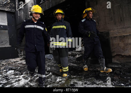 Le Caire, Égypte. Feb 27, 2019. Les sauveteurs travaillent à la gare après un incendie au Caire, Égypte, 10 févr. 27, 2019. Au moins 20 personnes ont été tuées et plus de 40 autres blessés lorsqu'un incendie a éclaté à l'intérieur de la gare principale au centre ville de la capitale de l'Egypte Le Caire le mercredi, à la gestion de l'état déclaré Nile TV. Credit : Ahmed Gomaa/Xinhua/Alamy Live News Banque D'Images