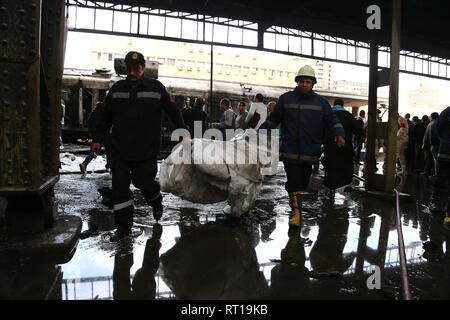 Le Caire, Égypte. Feb 27, 2019. Les sauveteurs travaillent à la gare après un incendie au Caire, Égypte, 10 févr. 27, 2019. Au moins 20 personnes ont été tuées et plus de 40 autres blessés lorsqu'un incendie a éclaté à l'intérieur de la gare principale au centre ville de la capitale de l'Egypte Le Caire le mercredi, à la gestion de l'état déclaré Nile TV. Credit : Ahmed Gomaa/Xinhua/Alamy Live News Banque D'Images