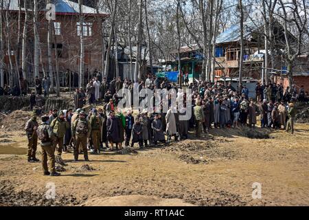 Budgam, au Cachemire. 27 Février, 2019. Les villageois se rassemblent près du Cachemire l'épave d'un avion militaire indien qui s'est écrasé à Budgam, à 20 km de Srinagar, au Cachemire. Une armée de l'air indienne s'est écrasé mercredi dans le district de Budgam du Cachemire, tuant sept personnes dont six membres du personnel de la Force aérienne indienne et l'autre civile. L'avion s'est écrasé pour des raisons techniques, selon les responsables. Credit : Saqib Majeed/SOPA Images/ZUMA/Alamy Fil Live News Banque D'Images