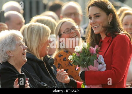 Windsor Road, Belfast, Irlande du Nord. 27 févr. 2019. Son Altesse Royale le duc et la duchesse de Cambridge arrive à l'Association de football irlandais à Windsor Park, Belfast, comté d'Antrim, en Irlande du Nord, le Mercredi, Février 27, 2019. Prince William et Kate ont commencé une visite de 2 jours de l'Irlande du Nord. Ils affichent leurs aptitudes de football avec les jeunes enfants locaux. Photo/Paul McErlane/Alamy Live News Banque D'Images