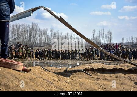 Budgam, au Cachemire. 27 Février, 2019. Les villageois se rassemblent près du Cachemire l'épave d'un avion militaire indien qui s'est écrasé à Budgam, à 20 km de Srinagar, au Cachemire. Une armée de l'air indienne s'est écrasé mercredi dans le district de Budgam du Cachemire, tuant sept personnes dont six membres du personnel de la Force aérienne indienne et l'autre civile. L'avion s'est écrasé pour des raisons techniques, selon les responsables. Credit : Saqib Majeed/SOPA Images/ZUMA/Alamy Fil Live News Banque D'Images