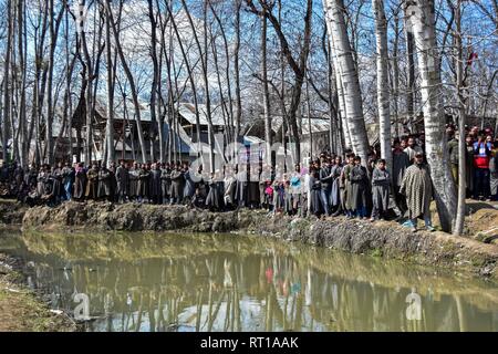 Budgam, au Cachemire. 27 Février, 2019. Les villageois du cachemire regarder l'opération de sauvetage après l'armée indienne s'est écrasé dans la région de Budgam, 20kms de Srinagar, au Cachemire. Une armée de l'air indienne s'est écrasé mercredi dans le district de Budgam du Cachemire, tuant sept personnes dont six membres du personnel de la Force aérienne indienne et l'autre civile. L'avion s'est écrasé pour des raisons techniques, selon les responsables. Credit : Saqib Majeed/SOPA Images/ZUMA/Alamy Fil Live News Banque D'Images