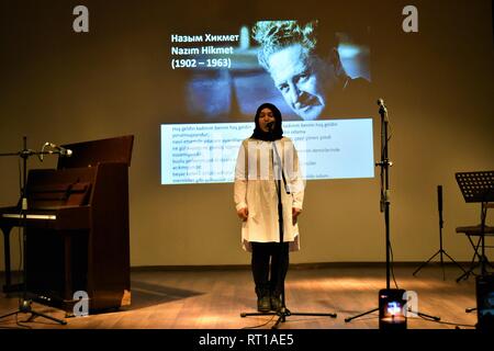 Ankara, Turquie. Feb 23, 2019. Une femme lit un poème de Nazim Hikmet poète turc a couru sur la scène au cours d'une nuit de la poésie. Altan Crédit : Gochre | worldwide/dpa/Alamy Live News Banque D'Images