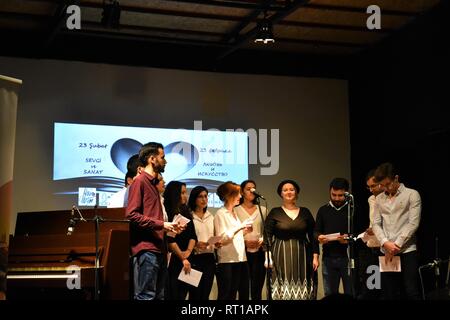 Ankara, Turquie. Feb 23, 2019. Un groupe de participants de chanter une chanson sur la scène au cours d'une nuit de la poésie. Altan Crédit : Gochre | worldwide/dpa/Alamy Live News Banque D'Images