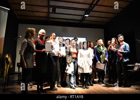 Ankara, Turquie. Feb 23, 2019. Les participants posent pour une photo sur la scène après une soirée de poésie. Altan Crédit : Gochre | worldwide/dpa/Alamy Live News Banque D'Images