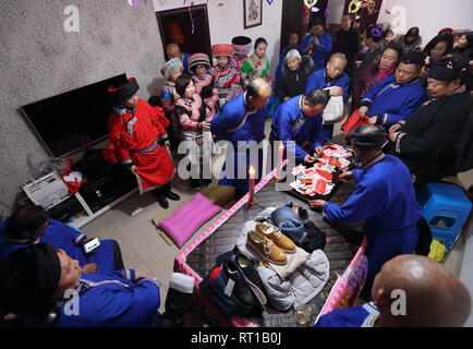 (190227) -- WENZHI LANE, le 27 février 2019 (Xinhua) -- les membres de la famille effectuent les rituels dans la maison du fiancé dans Wenzhi Lane County, au sud-ouest de la province chinoise du Sichuan, le 25 février 2019. Yang Yuqiao et Han Yujie, de l'ethnie Miao, couple, attaché le noeud dans un style traditionnel Miao dans Wenxing, au sud-ouest du comté de la province chinoise du Sichuan, du 24 au 26 février 2019. Yang Yuqiao, le marié de 25 ans, travaille comme guide touristique dans le géoparc mondial UNESCO Wenzhi Lane, et Han Yujie, l'épouse de 23 ans, travaille comme professeur dans le canton de Miao Dahe Wenzhi Lane Comté. Au cours du travail de bénévolat pour le Festival Huashan ethniques Miao Banque D'Images