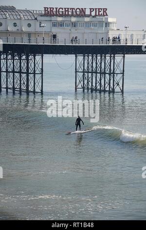 Les surfeurs, Brighton, East Sussex. 27 févr. 2019. Surfers sur sex et journée ensoleillée à Brighton, East Sussex. Météo France : Credit : Caron Watson/Alamy Live News Banque D'Images