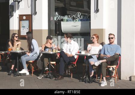 Londres, Royaume-Uni. Feb 27, 2019. Les Londoniens en concurrence pour les tables en plein air que la météo maintient des niveaux record. Crédit : Brian Minkoff /Alamy Live News Banque D'Images