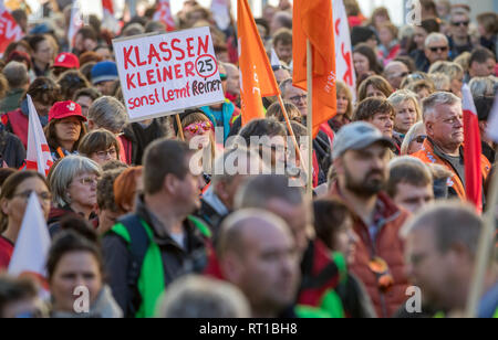 Schwerin, Allemagne. Feb 27, 2019. Les enseignants, du ministère et des représentants de l'Etat et d'autres fonctionnaires protestent de plus d'argent dans le cadre de la négociation collective. Les syndicats demandent une augmentation de salaire de 6  %, mais au moins 200 euros. Credit : Jens Büttner/dpa-Zentralbild/dpa/Alamy Live News Banque D'Images