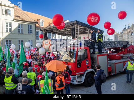 Schwerin, Allemagne. Feb 27, 2019. Les enseignants, du ministère et des représentants de l'Etat et d'autres fonctionnaires protestent de plus d'argent dans le cadre de la négociation collective. Les syndicats demandent une augmentation de salaire de 6  %, mais au moins 200 euros. Credit : Jens Büttner/dpa-Zentralbild/dpa/Alamy Live News Banque D'Images