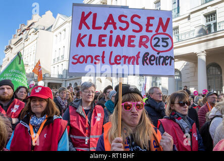 Schwerin, Allemagne. Feb 27, 2019. Les enseignants, du ministère et des représentants de l'Etat et d'autres fonctionnaires protestent de plus d'argent dans le cadre de la négociation collective. Les syndicats demandent une augmentation de salaire de 6  %, mais au moins 200 euros. Credit : Jens Büttner/dpa-Zentralbild/dpa/Alamy Live News Banque D'Images