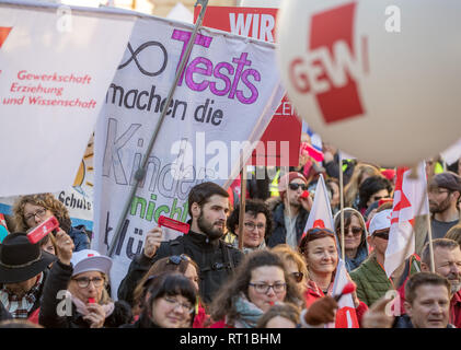 Schwerin, Allemagne. Feb 27, 2019. Les enseignants, du ministère et des représentants de l'Etat et d'autres fonctionnaires protestent de plus d'argent dans le cadre de la négociation collective. Les syndicats demandent une augmentation de salaire de 6  %, mais au moins 200 euros. Credit : Jens Büttner/dpa-Zentralbild/dpa/Alamy Live News Banque D'Images