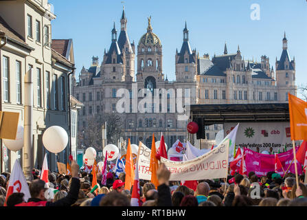 Schwerin, Allemagne. Feb 27, 2019. Les enseignants, du ministère et des représentants de l'Etat et d'autres fonctionnaires protestent de plus d'argent dans le cadre de la négociation collective. Les syndicats demandent une augmentation de salaire de 6  %, mais au moins 200 euros. Credit : Jens Büttner/dpa-Zentralbild/dpa/Alamy Live News Banque D'Images