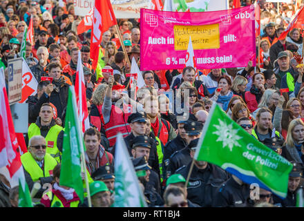 Schwerin, Allemagne. Feb 27, 2019. Les enseignants, du ministère et des représentants de l'Etat et d'autres fonctionnaires protestent de plus d'argent dans le cadre de la négociation collective. Les syndicats demandent une augmentation de salaire de 6  %, mais au moins 200 euros. Credit : Jens Büttner/dpa-Zentralbild/dpa/Alamy Live News Banque D'Images